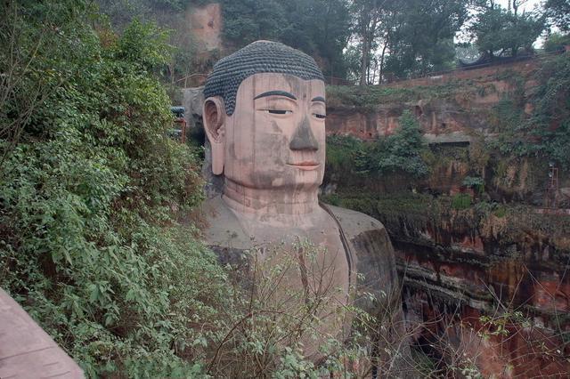 樂山大佛為何以屹立千年？又為何既不雙手合十也不打坐呢？